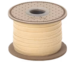 Maileg Bomullsband 25 m - Cream Ljusgult Vitt Band på Pappers Rulle
