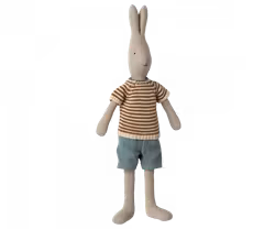 Maileg Kanin Strl 3 - Rabbit med Brun Stickad Randig Tröja och Blå Shorts