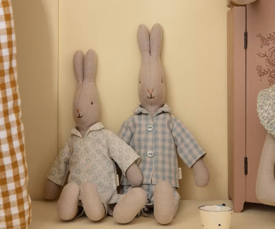 Maileg Kanin Storlek 2 - Rabbit med Blå Rutig Pyjamas