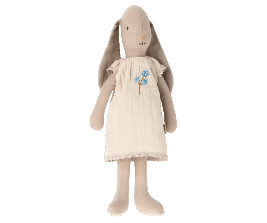 Maileg Kanin Storlek 2 - Bunny med Vit Klänning och Blom Brodyr på Bröstet