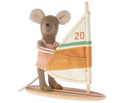 Maileg Surfare Lillasyster Mus med Rosa Baddräkt och Magneter i Händerna