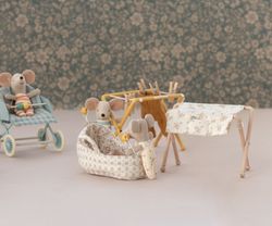 Maileg Skötbord Baby Mus Prickigt Gult med Skallra och Kräm Tub