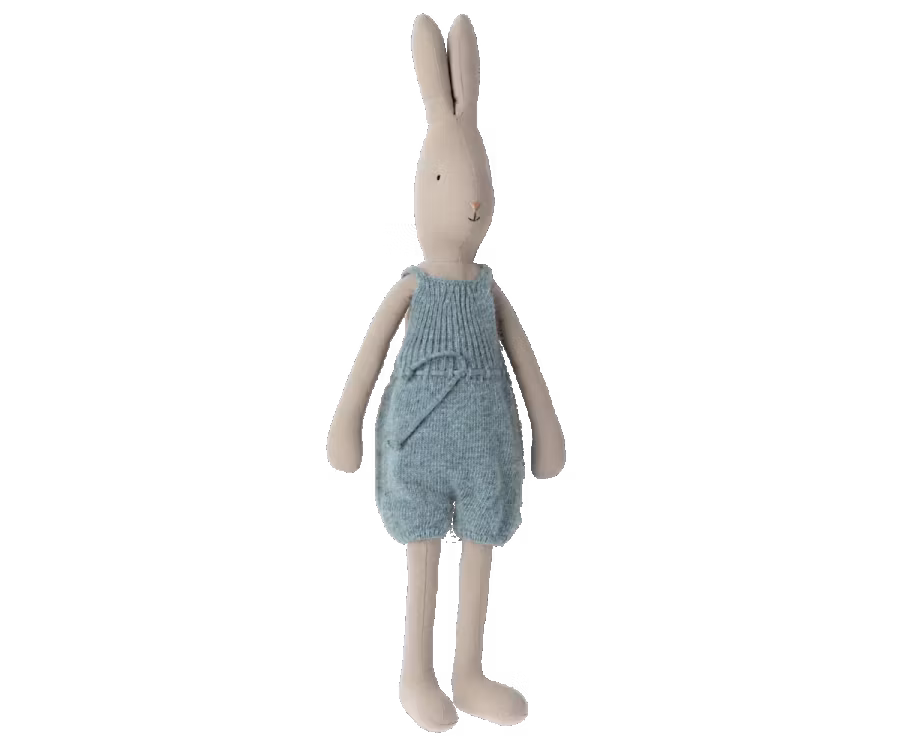 Maileg Kanin Strl 4 - Rabbit med Blå Stickade Hängselbyxor