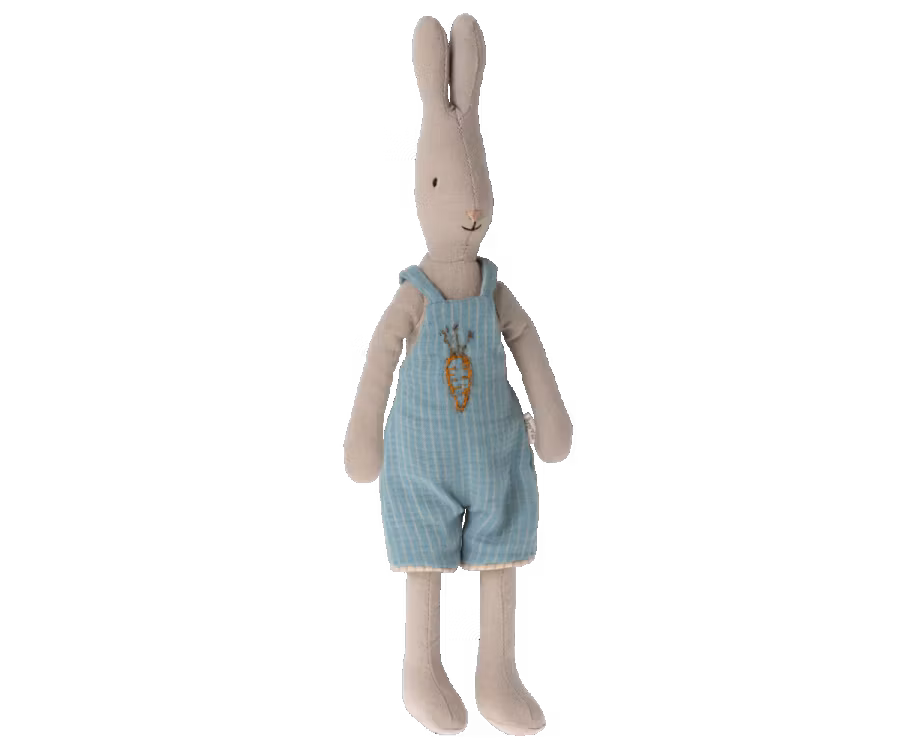 Maileg Kanin Storlek 2 - Rabbit med Blå Randiga Hängselbyxor med Brodyr på Bröstet