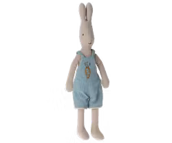 Maileg Kanin Storlek 2 - Rabbit med Blå Randiga Hängselbyxor med Brodyr på Bröstet