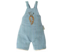 Maileg Kanin Storlek 2 - Rabbit med Blå Randiga Hängselbyxor med Brodyr på Bröstet