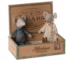 Maileg Mormor & Morfar Mus i Bäddad Cigarrlåda