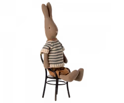 Maileg Brun Kanin Storlek 1 - Rabbit med Randig Stickad Tröja och Bruna Byxor