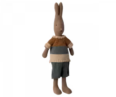 Maileg Brun Kanin Storlek 2 - Rabbit med Randig Stickad Tröja och Blå Byxor