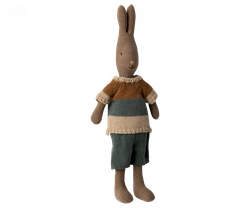 Maileg Brun Kanin Storlek 2 - Rabbit med Randig Stickad Tröja och Blå Byxor