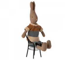 Maileg Brun Kanin Storlek 2 - Rabbit med Randig Stickad Tröja och Blå Byxor