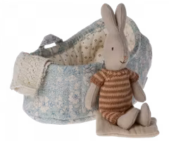 Maileg Micro Rabbit i Carrycot - Brun Kaninbebis i Blå Liggdel