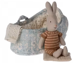 Maileg Micro Rabbit i Carrycot - Brun Kaninbebis i Blå Liggdel