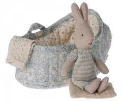 Maileg Micro Rabbit i Carrycot - Ljusblå Kaninbebis i Blå Liggdel