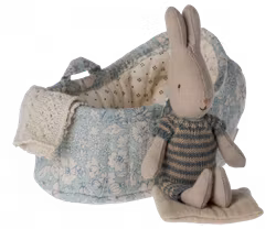 Maileg Micro Rabbit i Carrycot - Mörkblå Kaninbebis i Blå Liggdel