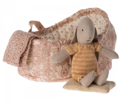Maileg Micro Bunny i Carrycot - Gul Kaninbebis i Rosa Liggdel