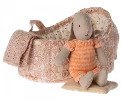 Maileg Micro Bunny i Carrycot - Orange Kaninbebis i Rosa Liggdel