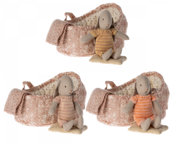 Maileg Micro Bunny i Carrycot - Gul Kaninbebis i Rosa Liggdel