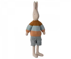 Maileg Kanin Strl 5 - Rabbit med Randig Stickad Tröja och Blå Shorts