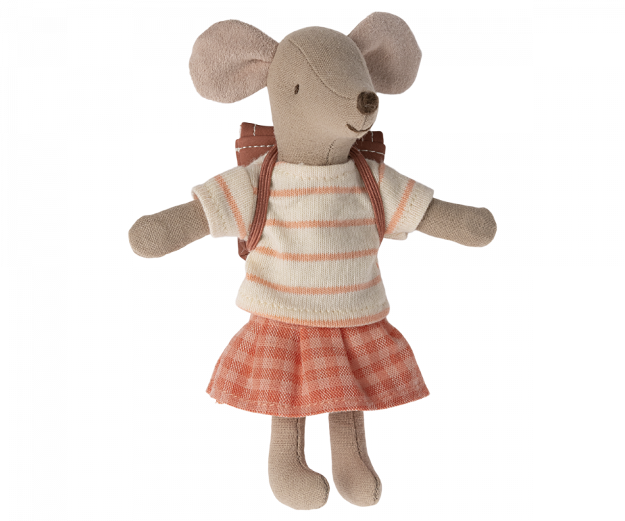 Maileg Storasyster Mus med Rosa Randig Tröja Korall Ryggsäck och Magneter i Händerna