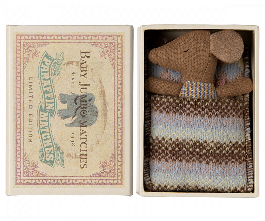 Maileg Brun Baby Mus Flicka i Bäddad Ask med Rutig Sparkdräkt - Rosa