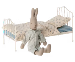 Maileg Säng till Kanin i Vit Metall - Blå Blommig Bäddning med Volang