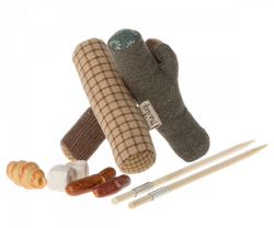 Maileg Camping Brasa Lägereld Set med Grillpinnar Korv Marshmallows Pinnbröd Magnet i Handtaget