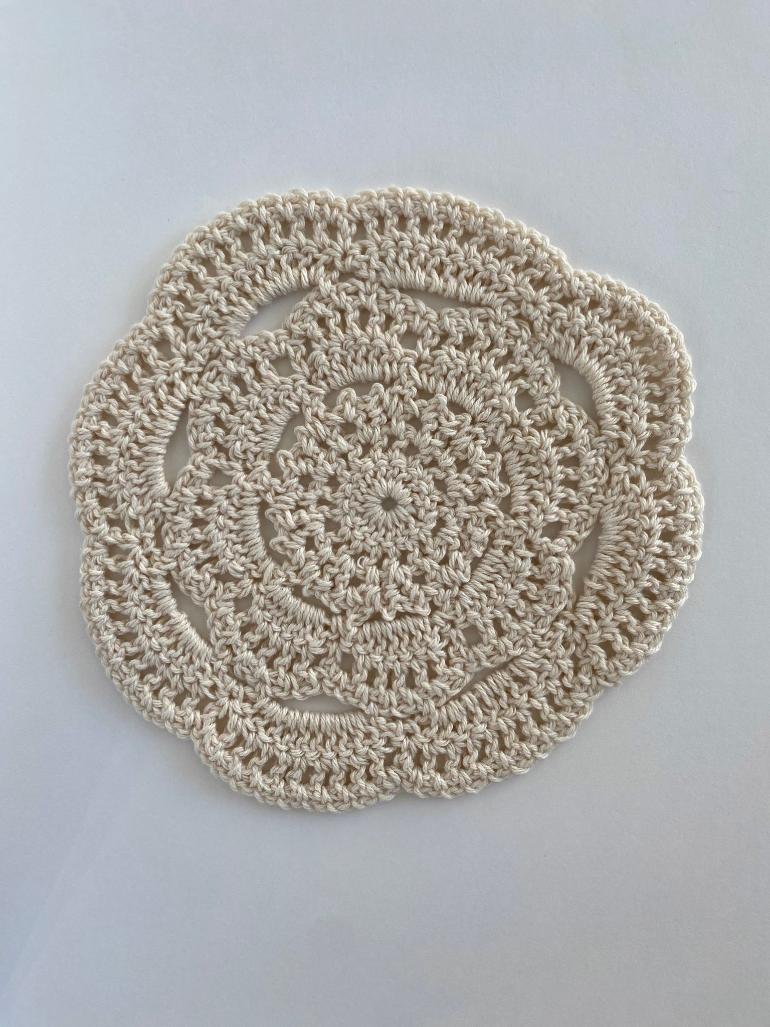 Virkad Matta Dekoration till Dockskåpet Rund Vit Beige