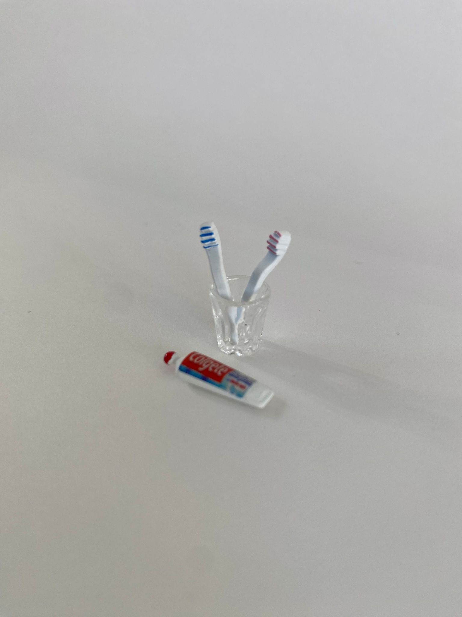 Miniatyr Badrumstillbehör Set Två Tandborste och Tandkräm Dekoration till Dockskåpet