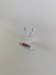 Miniatyr Badrumstillbehör Set Två Tandborste och Tandkräm Dekoration till Dockskåpet