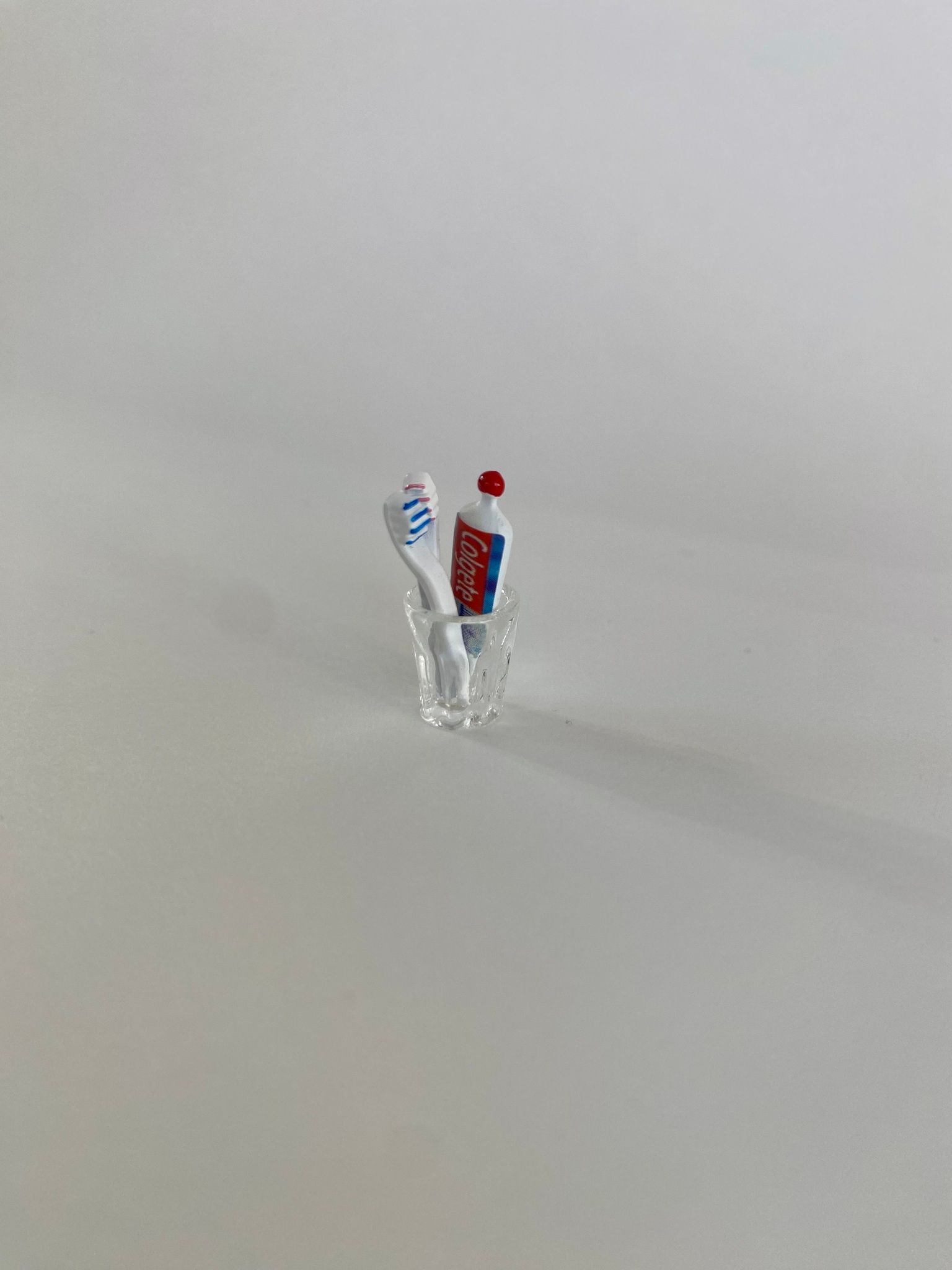 Miniatyr Badrumstillbehör Set Två Tandborste och Tandkräm Dekoration till Dockskåpet
