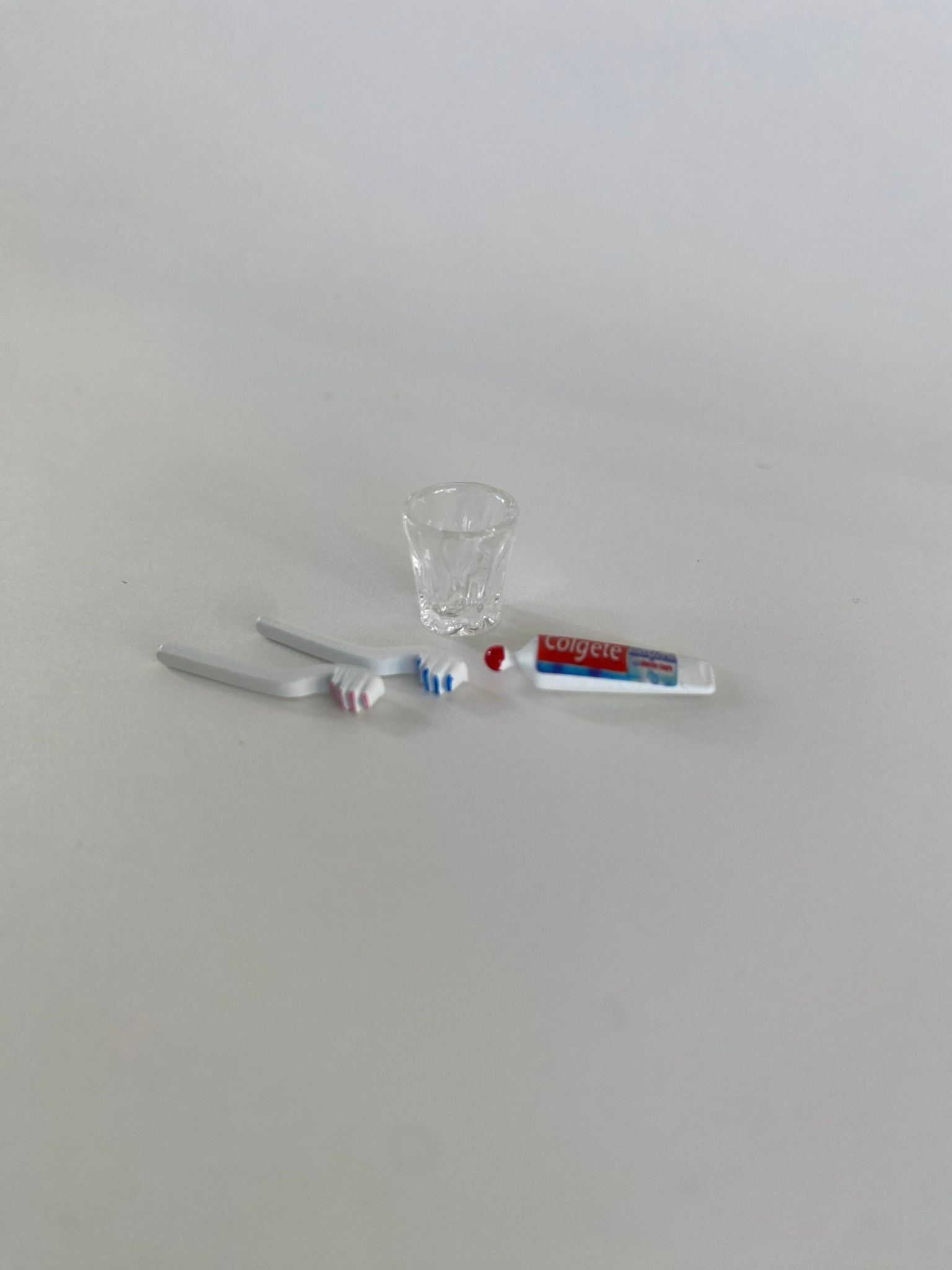 Miniatyr Badrumstillbehör Set Två Tandborste och Tandkräm Dekoration till Dockskåpet