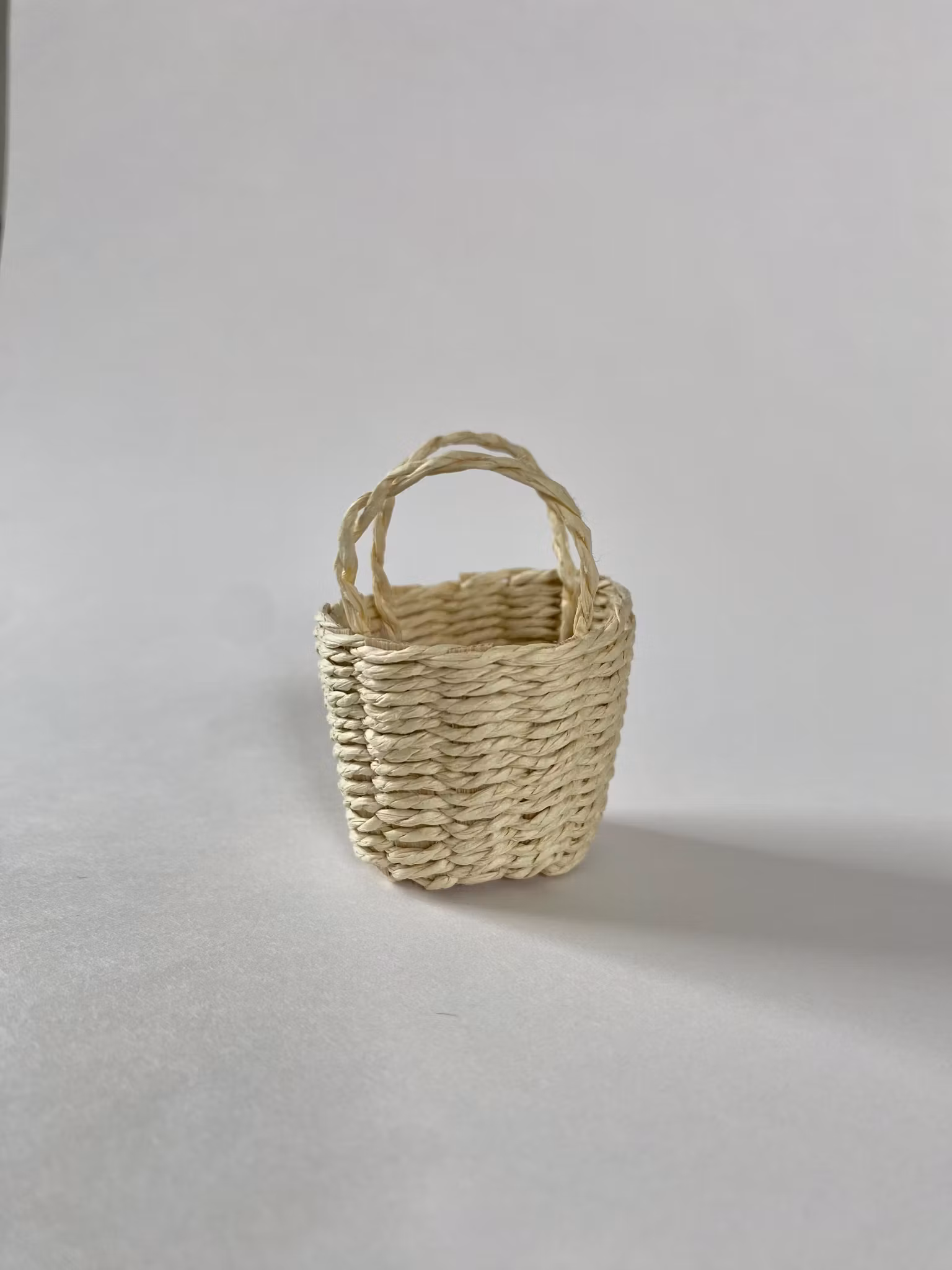 Flätad Korg med Handtag Beige Rund - Dekoration till Dockskåpet