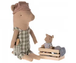 Maileg Gris Pojke Med Gröna Rutiga Hängselbyxor Majskolv och Keps