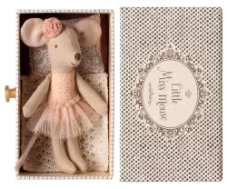 Maileg Rosa Ballerina Lillasyster Mus med Hårband i Mjukt Bäddad Byrålåda / Ask med Guldknopp