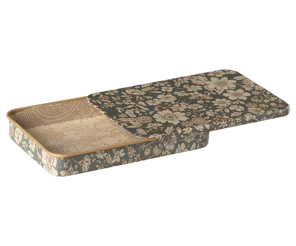 Maileg Ask i Metall Etui med Skjutlock Blommig Blå - Plåtask med Lock Blossom Blue