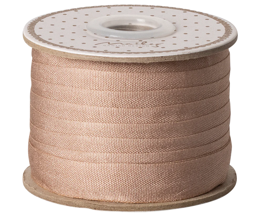 Maileg Bomullsband 10 m - Soft Brown Ljusbrunt Aprikos Band på Pappers Rulle