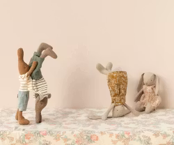 Maileg Brun Kanin Storlek 1 - Rabbit med Randig Tröja och Blå Byxor