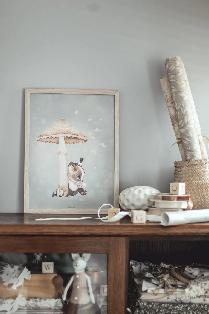 Mrs Mighetto Poster Svamp Sittande Pojke Mr George 30 x 40 cm