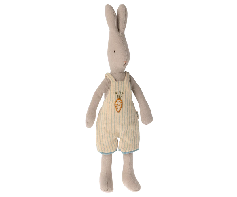 Maileg Kläder till Kanin Storlek 1 - Randiga Hängselbyxor med Brodyr på Bröstet