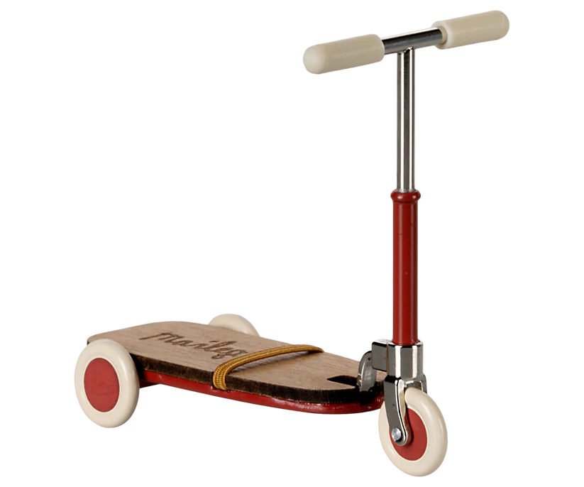 Maileg Kick Board Mouse - Sparkcykel till Mus Röd med Magneter i Handtaget
