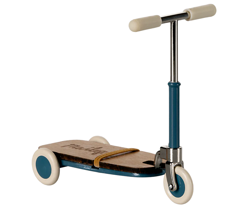 Maileg Kick Board Mouse - Sparkcykel till Mus Blå med Magneter i Handtaget