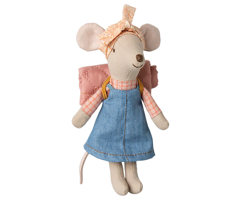 Maileg Storasyster Mus Camping Vandringsmus med Rosa Sovsäck Sjalett och Magneter i Händerna