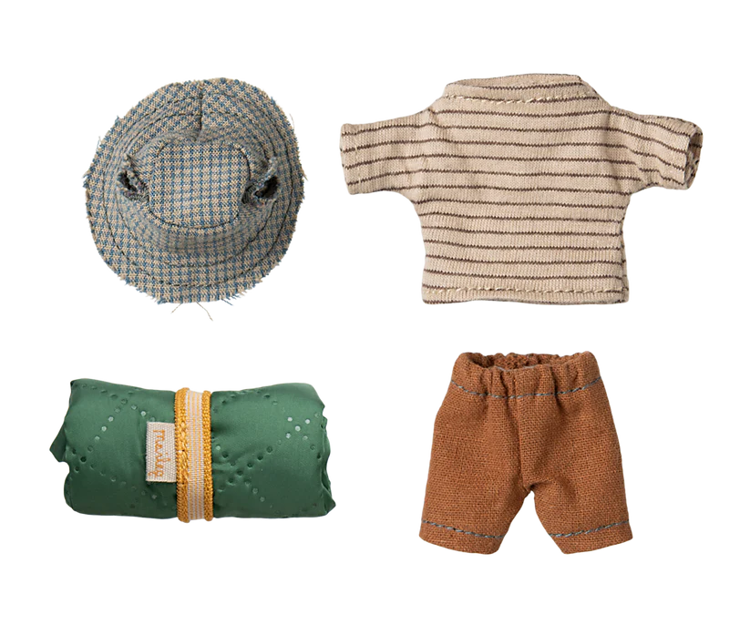 Maileg Storebror Mus Camping Vandringsmus med Brun Randig Tröja Sovsäck och Magneter i Händerna