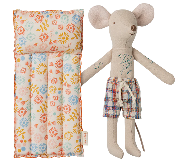 Maileg Pappa Mus Tatuerad Strandmus med Rutiga Badbyxor och Luftmadrass - Blommig