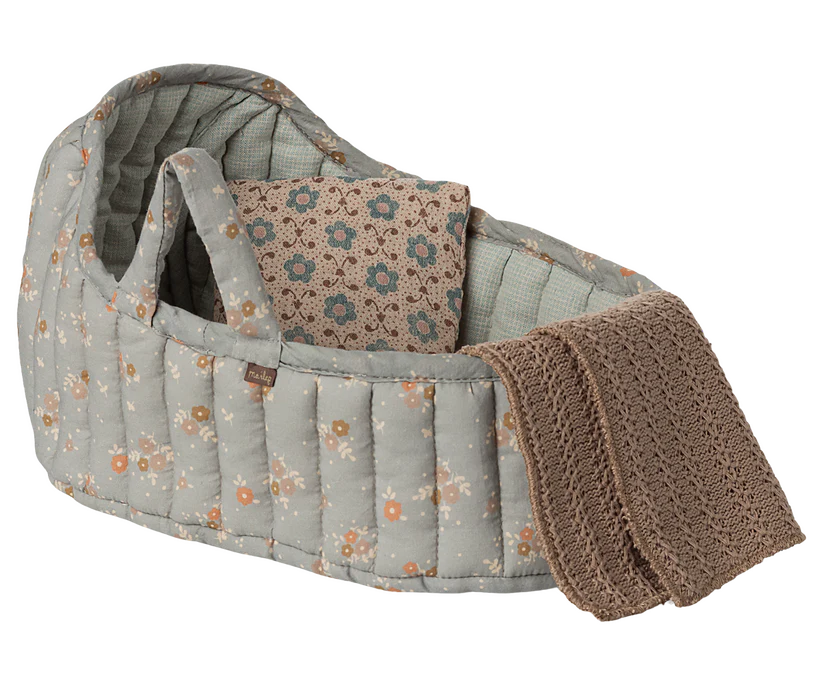 Maileg Carrycot Liggdel Large - Blommig Blå med Kudde och Filt