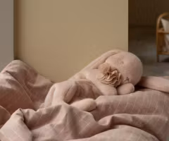 Maileg Sovande Kanin i Plysch med Blomma Runt Halsen Puder Rosa - Powder