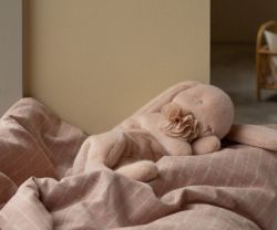 Maileg Sovande Kanin i Plysch med Blomma Runt Halsen Puder Rosa - Powder