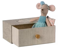 Maileg Blå Ballerina Lillasyster Mus med Hårband i Mjukt Bäddad Byrålåda / Ask med Guldknopp Mint