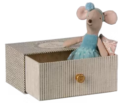 Maileg Blå Ballerina Lillasyster Mus med Hårband i Mjukt Bäddad Byrålåda / Ask med Guldknopp Mint